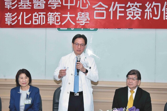 非常感謝彰基醫學中心總院長陳穆寬教授 (中)，代表彰基捐贈30萬元獎學金，支持本校原住民專班學生