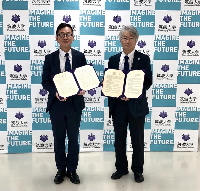 本院黃宗堅院長（左）與筑波大學人間系長井田仁康教授（右）完成簽約。