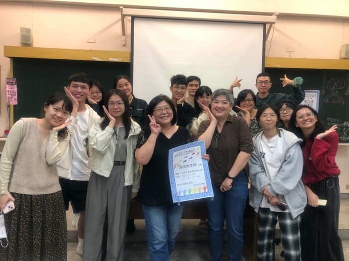 趙淑珠教授及蔣琬斯老師與同學課後合照圖片