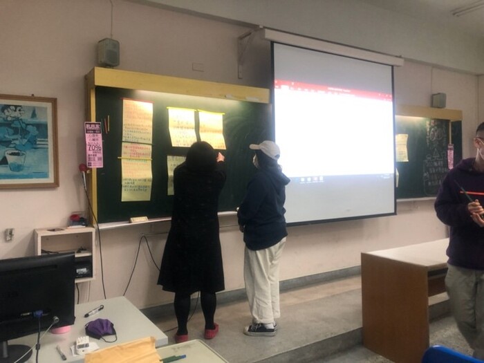 課堂中帶領同學思考性別平等在各個領域的發展，同學們將課堂小組討論結果貼到黑板上圖片